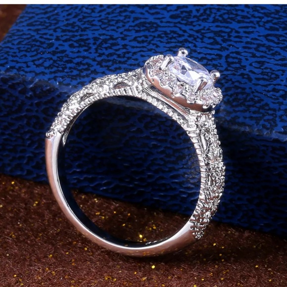 Elegant 925 Silver Round Cut Cubic Zirconia Ring - Picture 4 of 5